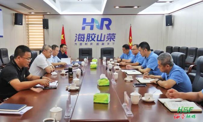 艾轶伦在海南橡胶山荣分公司座谈。